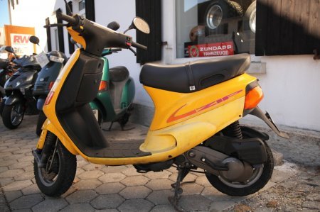Scooter ZIP color yellow 50 ccm 2-stroke engine